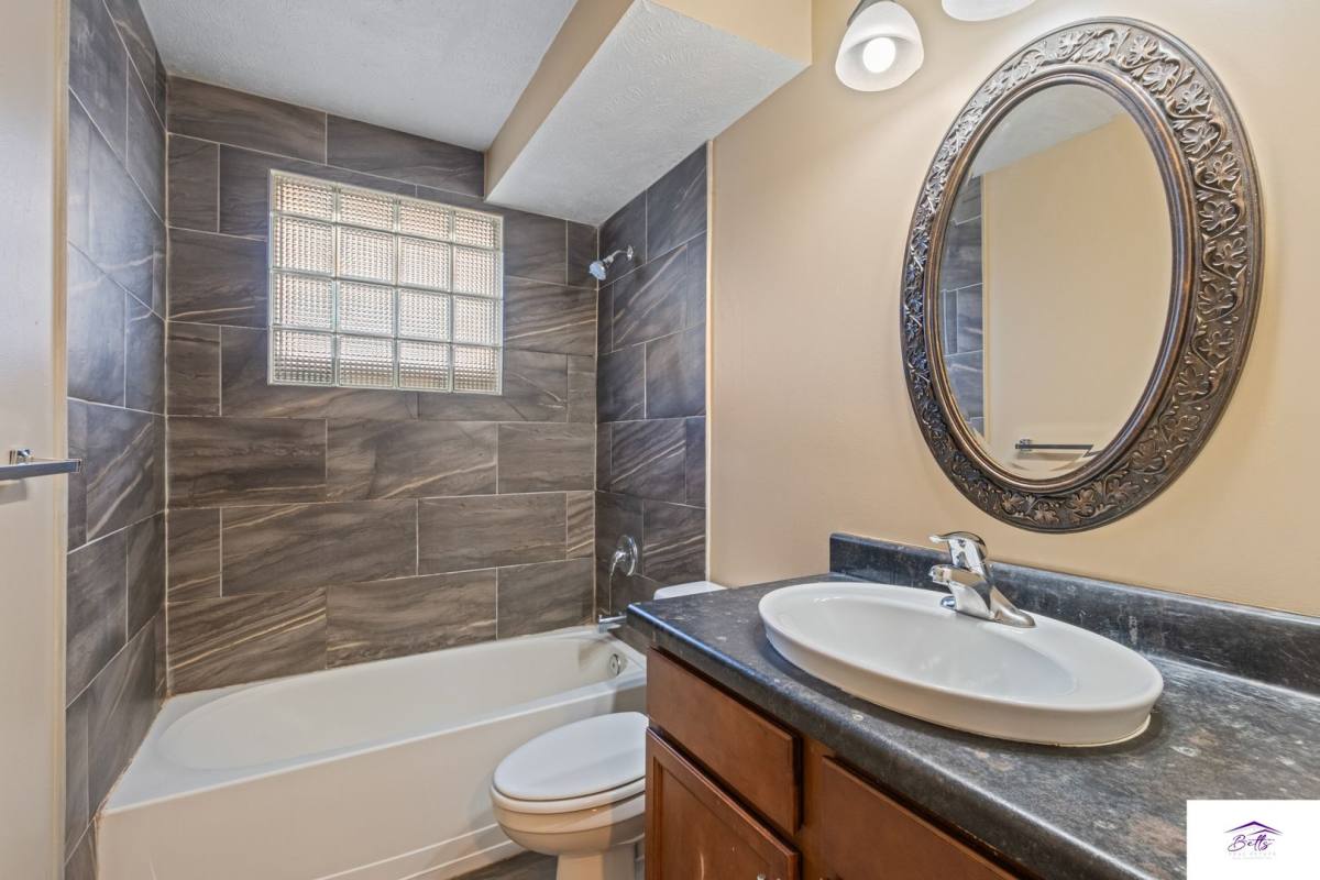 Apartment for rent at 1017 S 31st St, Omaha, NE 68105