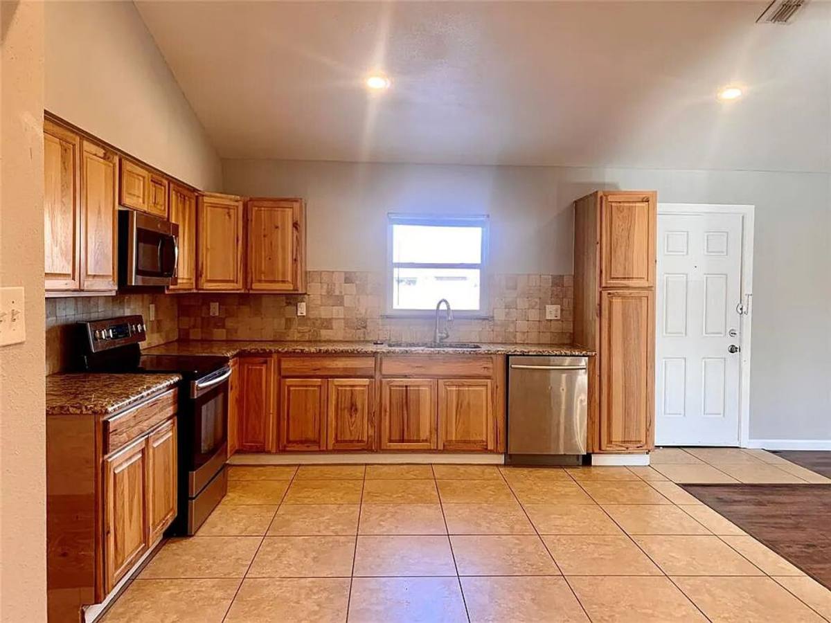 House for rent at 8113 Chesham Dr, Rowlett, TX 75088