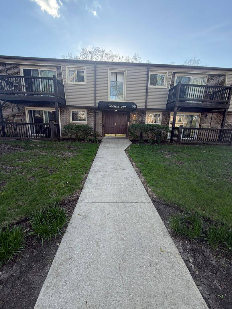 Apartment for rent at 304 N Carter St, Palatine, IL 60067