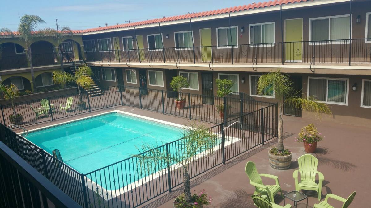 Apartment for rent at 13715 Cordary Ave, Hawthorne, CA 90250