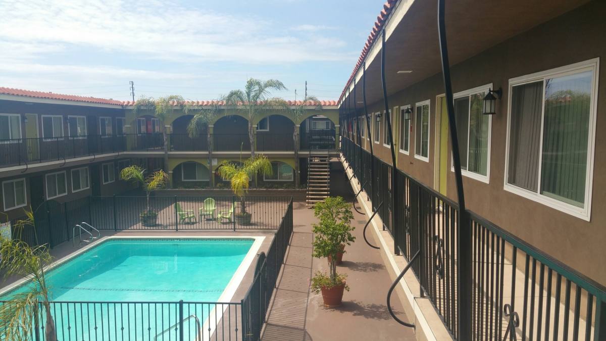 Apartment for rent at 13715 Cordary Ave, Hawthorne, CA 90250