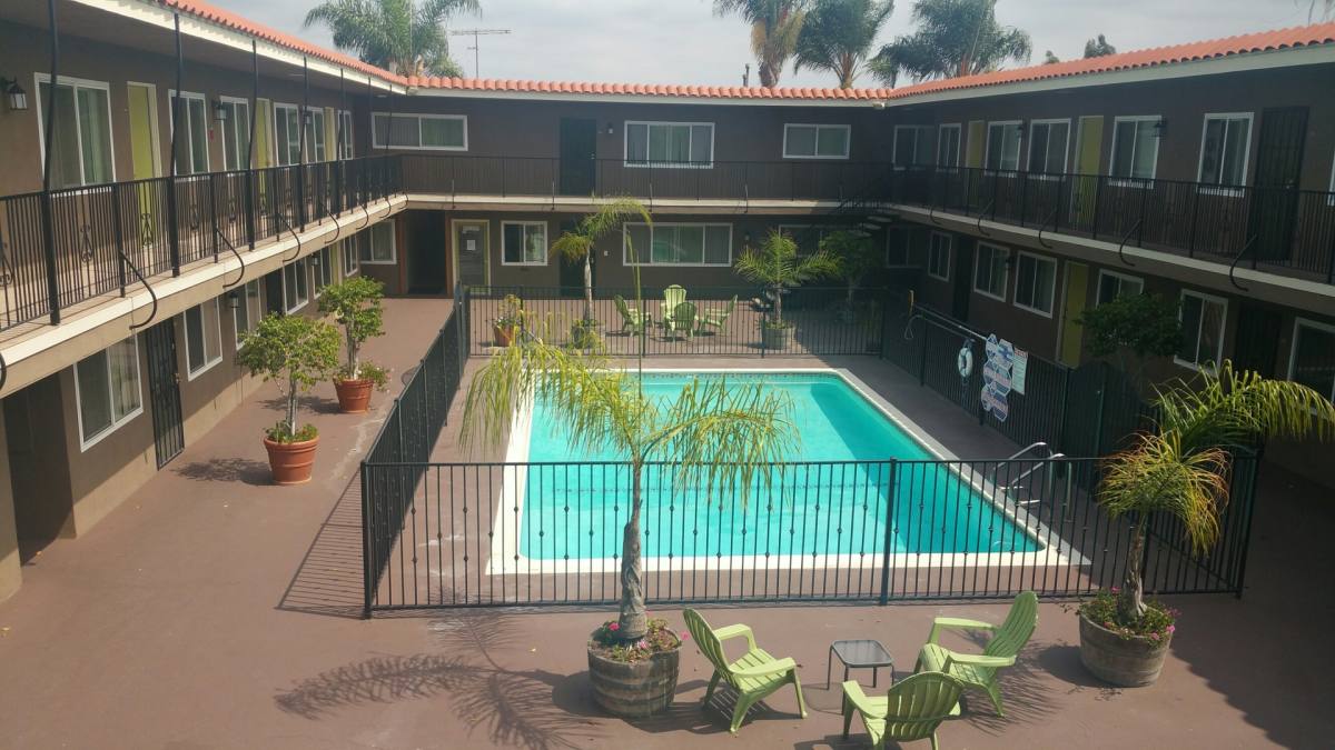 Apartment for rent at 13715 Cordary Ave, Hawthorne, CA 90250