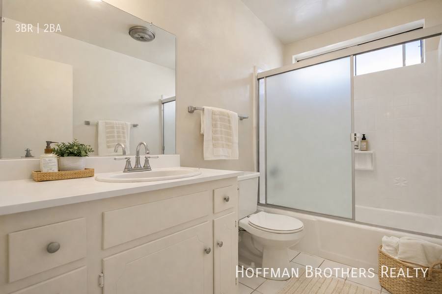 Apartment for rent at 1036 S Wooster St #5, Los Angeles, CA 90035
