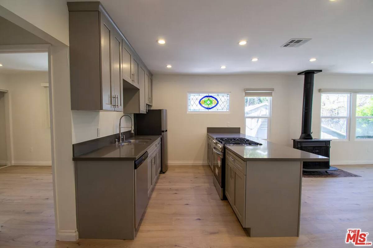 Townhouse for rent at 1127-11355 N Vista St, Los Angeles, CA 90046