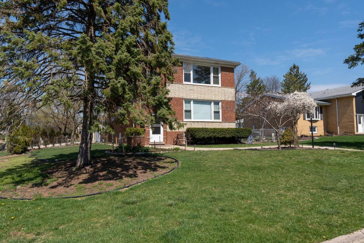 Apartment for rent at 16W780 57th St, Clarendon Hills, IL 60514