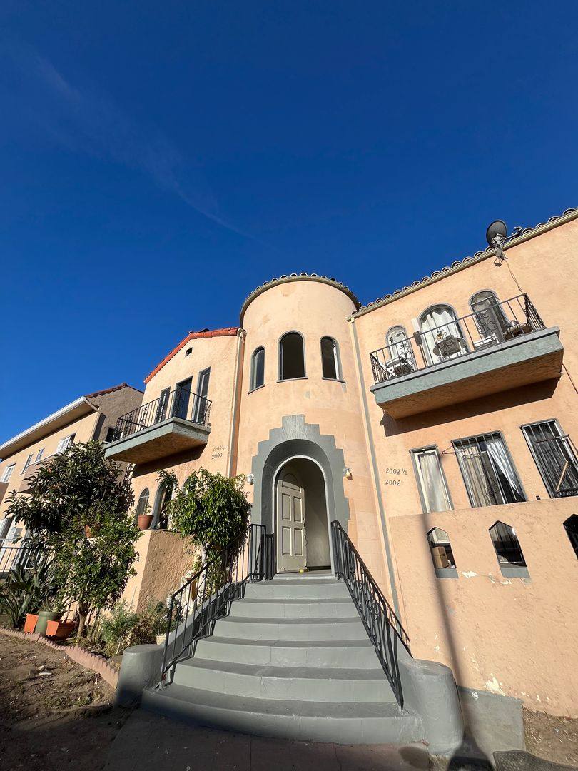 Apartment for rent at 2000 S Harcourt Ave, Los Angeles, CA 90016