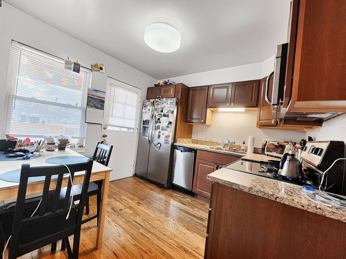 Apartment for rent at 2104-24 W Foster Ave, Chicago, IL 60625