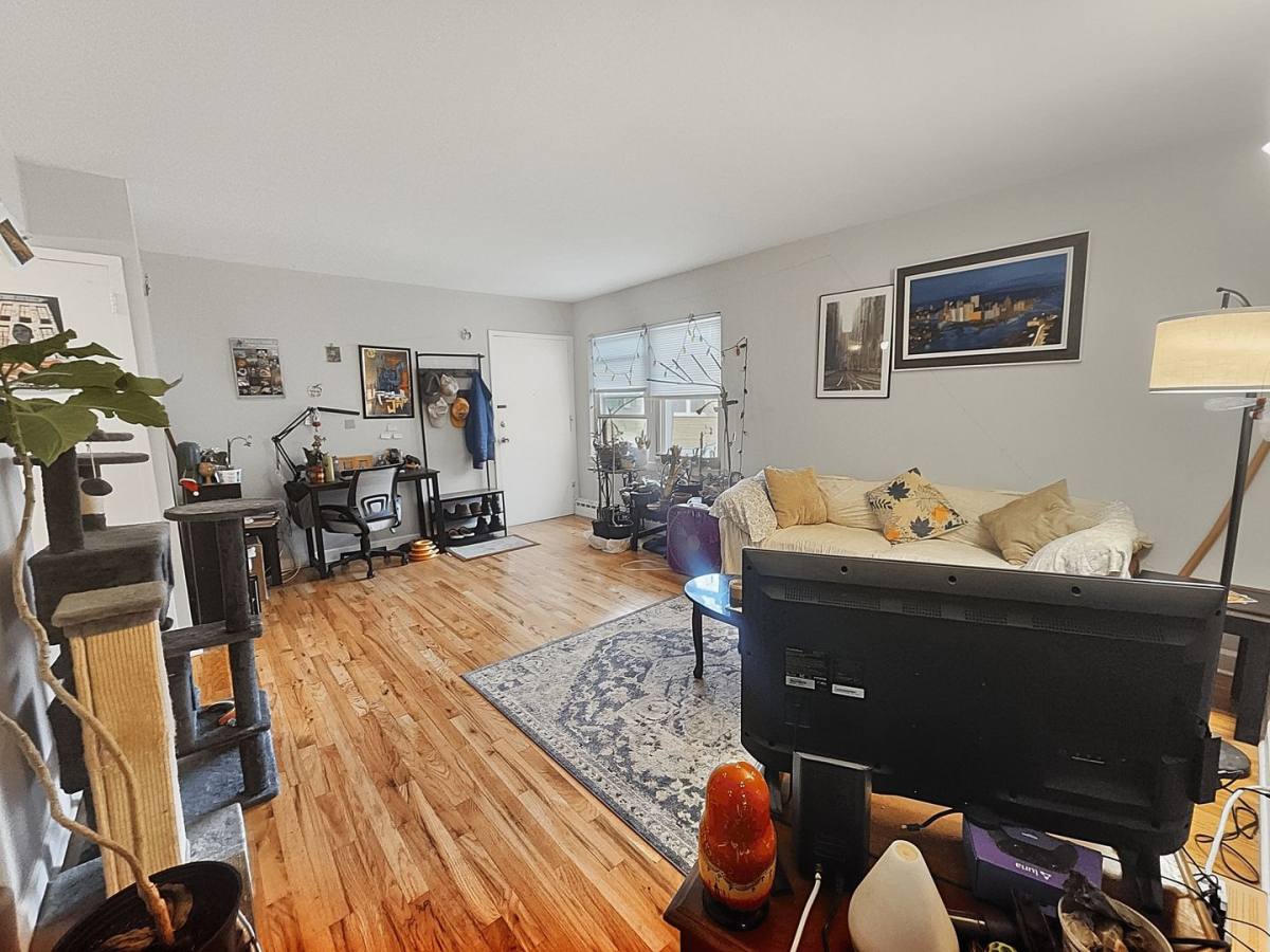 Apartment for rent at 2104-24 W Foster Ave, Chicago, IL 60625