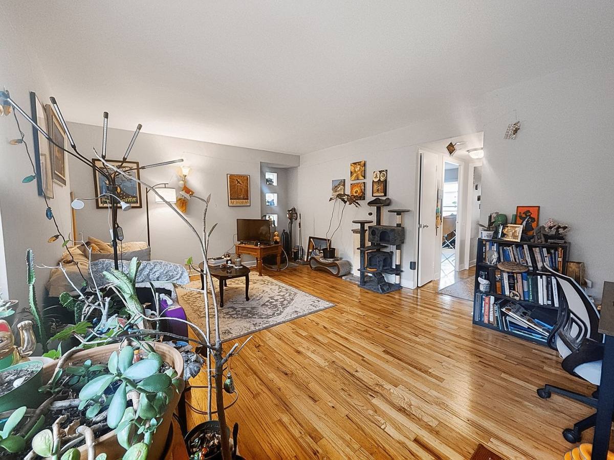 Apartment for rent at 2104-24 W Foster Ave, Chicago, IL 60625