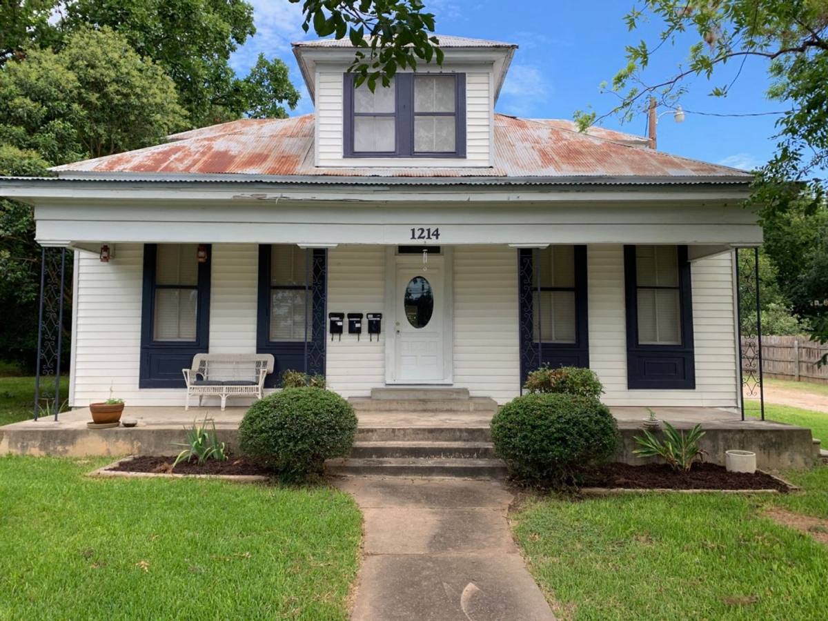 Apartment for rent at 1214 W Hopkins, San Marcos, TX 78666