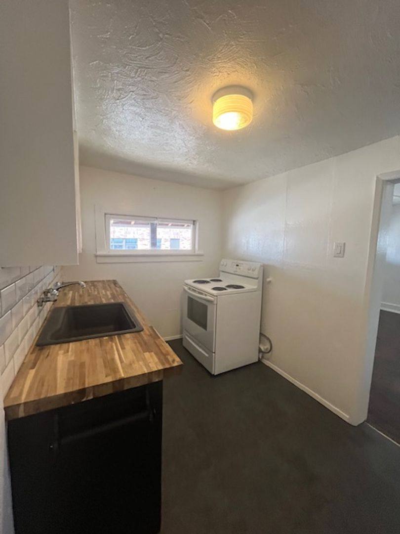 Apartment for rent at 205 E Main St, Carlton, OR 97111