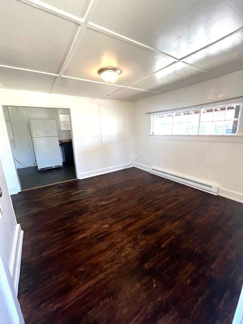 Apartment for rent at 205 E Main St, Carlton, OR 97111