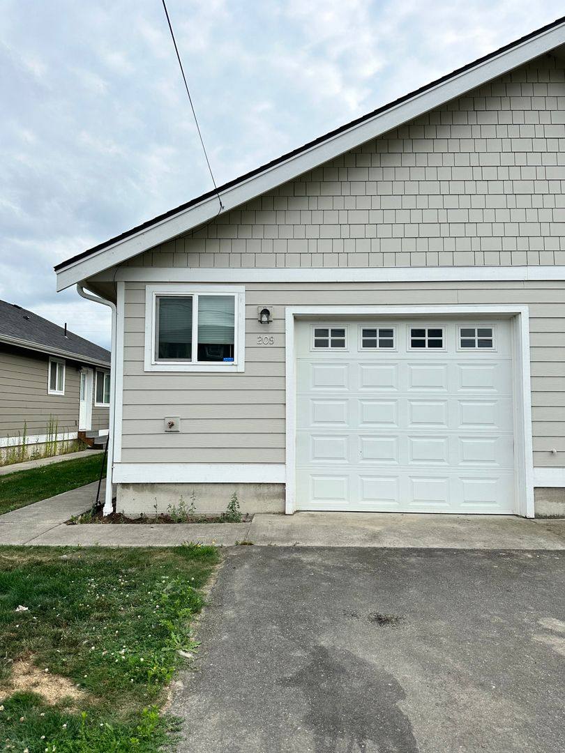 Apartment for rent at 207 Morton St, Sumas, WA 98295