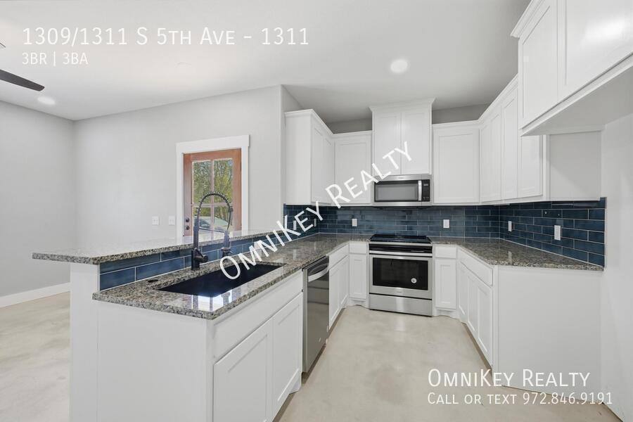Apartment for rent at 1309 1311 S 5th Ave, Denison, TX 75021