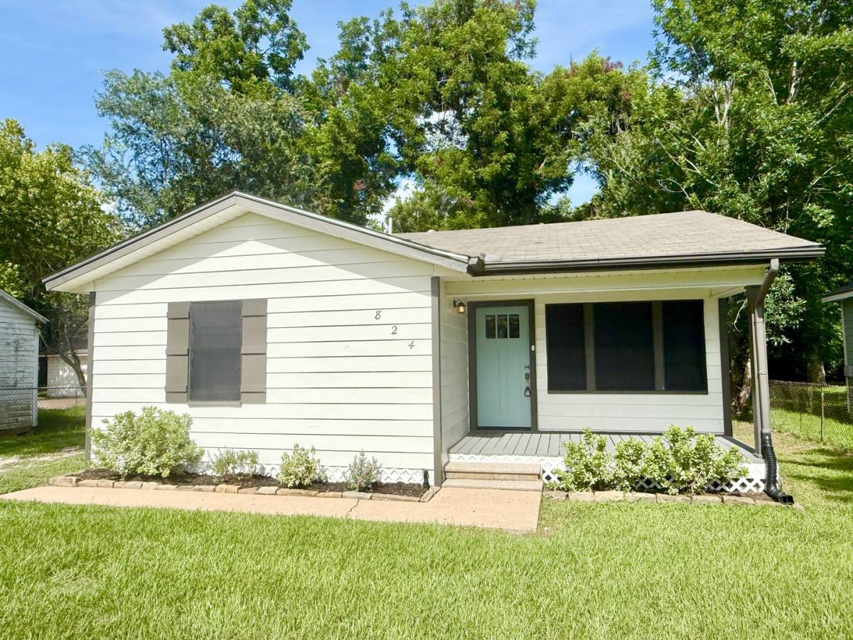 Apartment for rent at 824 Anderson St, Angleton, TX 77515