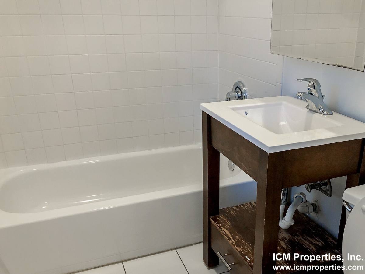 Apartment for rent at 851 W Cornelia Ave #2S, Chicago, IL 60657