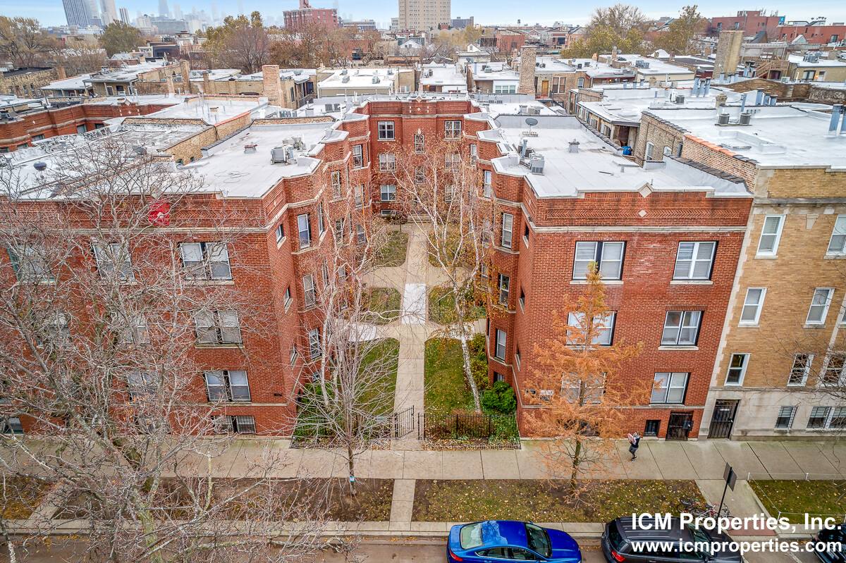Apartment for rent at 851 W Cornelia Ave #2S, Chicago, IL 60657