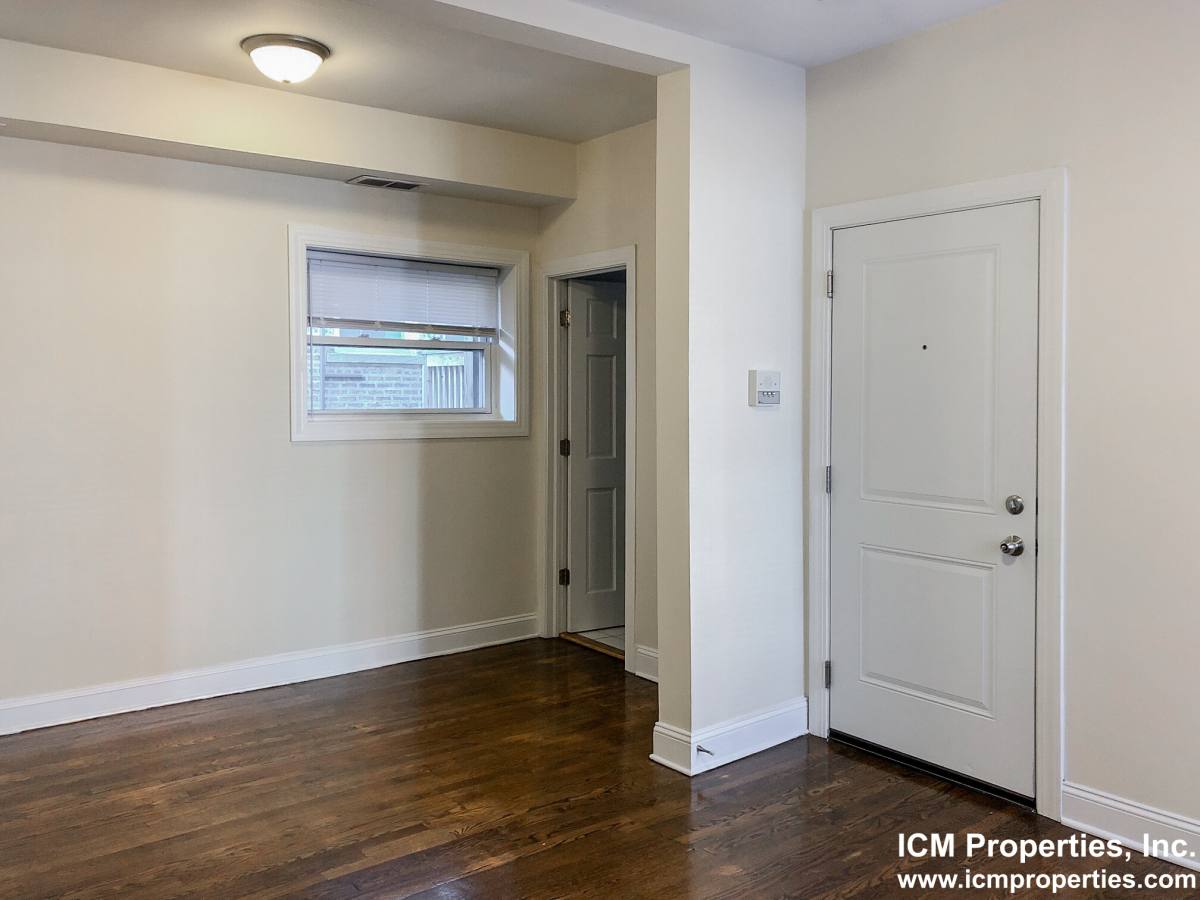 Apartment for rent at 851 W Cornelia Ave #2S, Chicago, IL 60657
