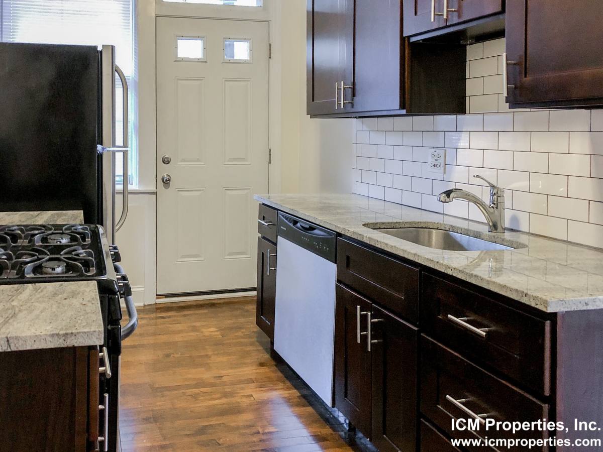 Apartment for rent at 851 W Cornelia Ave #2S, Chicago, IL 60657