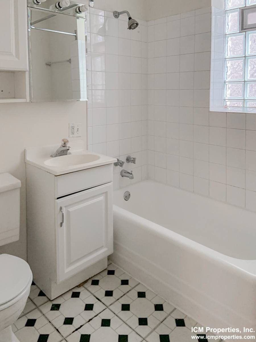 Apartment for rent at 2876 N Clark St #1, Chicago, IL 60657