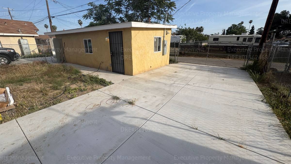 Apartment for rent at 1118 Chico St, Bakersfield, CA 93305