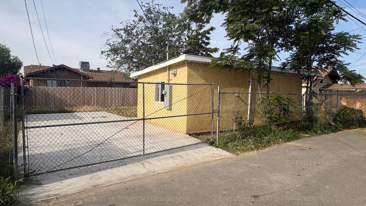 Apartment for rent at 1118 Chico St, Bakersfield, CA 93305