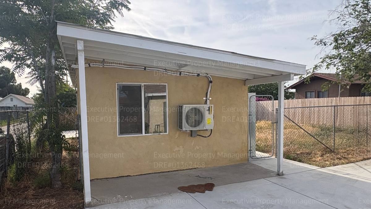 Apartment for rent at 1118 Chico St, Bakersfield, CA 93305
