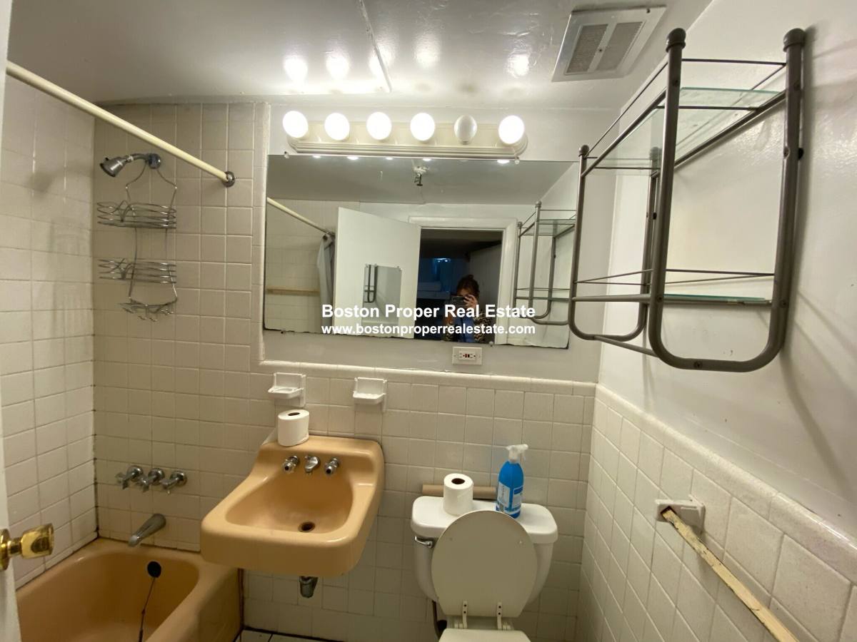 Apartment for rent at 289 Newbury #1, Boston, MA 02115
