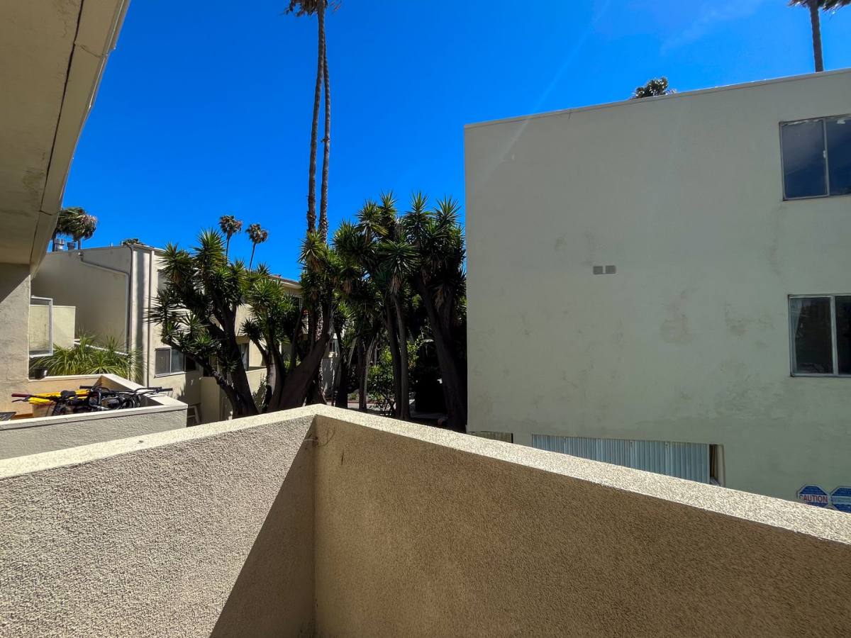 Apartment for rent at 4000 Nicolet Ave, Los Angeles, CA 90008