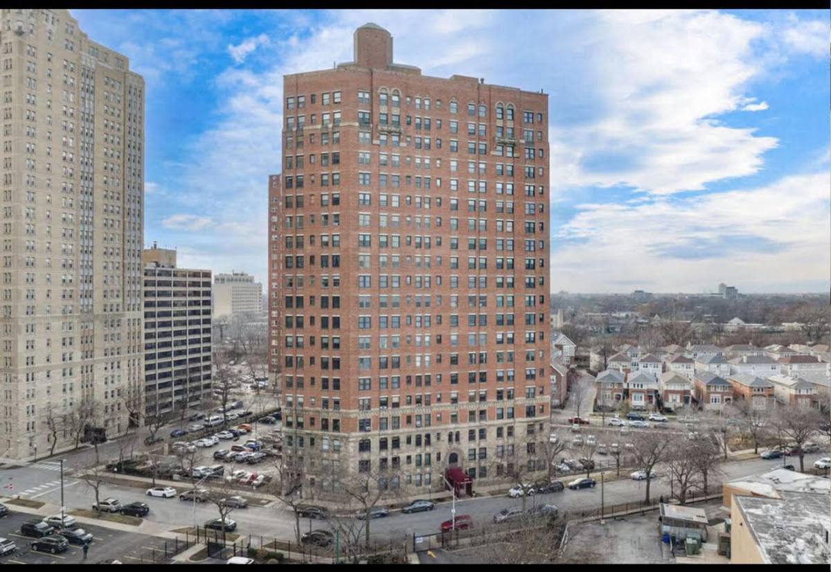 Apartment for rent at 4940 E End Ave, Chicago, IL 60615