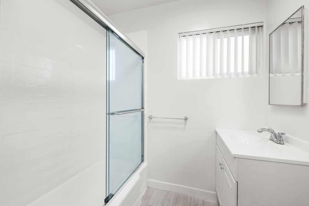 Apartment for rent at 970 Menlo Ave, Los Angeles, CA 90006