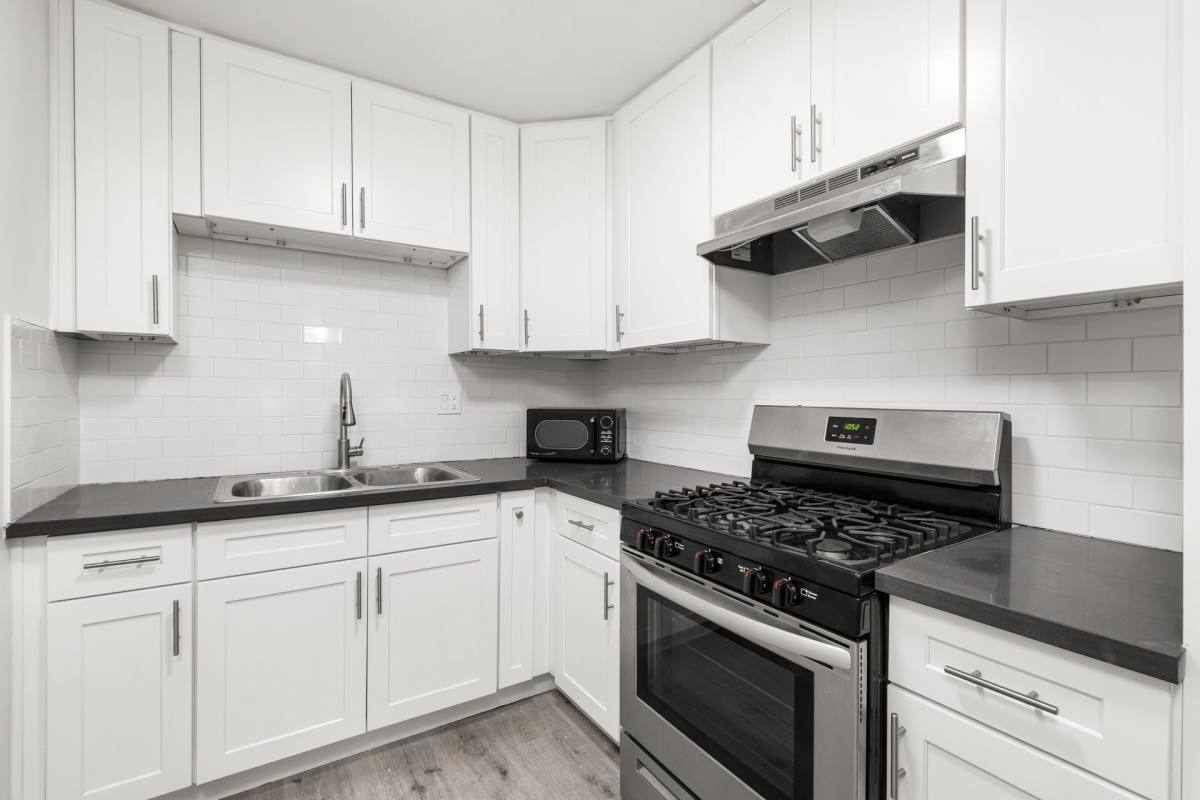 Apartment for rent at 970 Menlo Ave, Los Angeles, CA 90006
