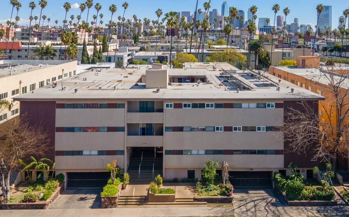 Apartment for rent at 970 Menlo Ave, Los Angeles, CA 90006