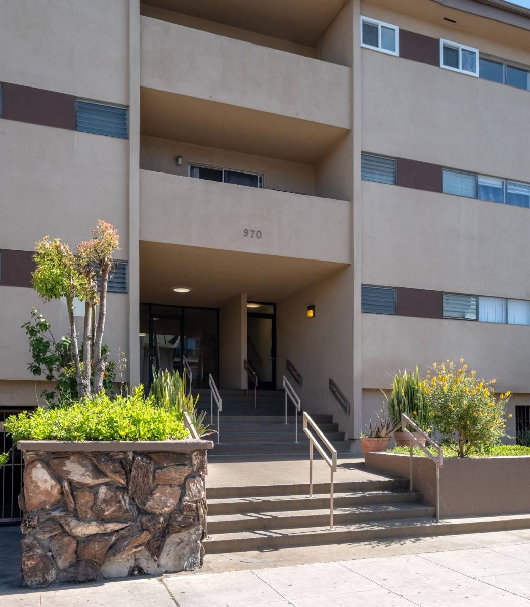 Apartment for rent at 970 Menlo Ave, Los Angeles, CA 90006