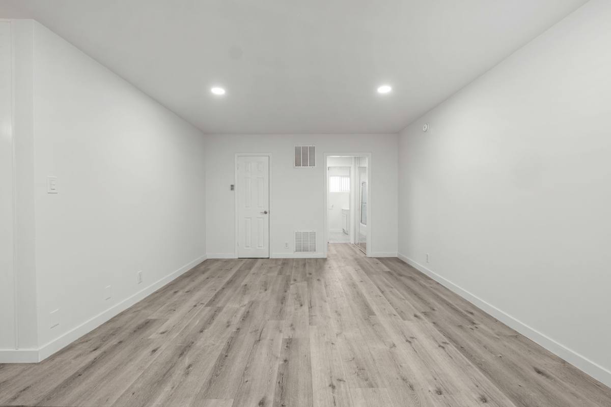 Apartment for rent at 970 Menlo Ave, Los Angeles, CA 90006