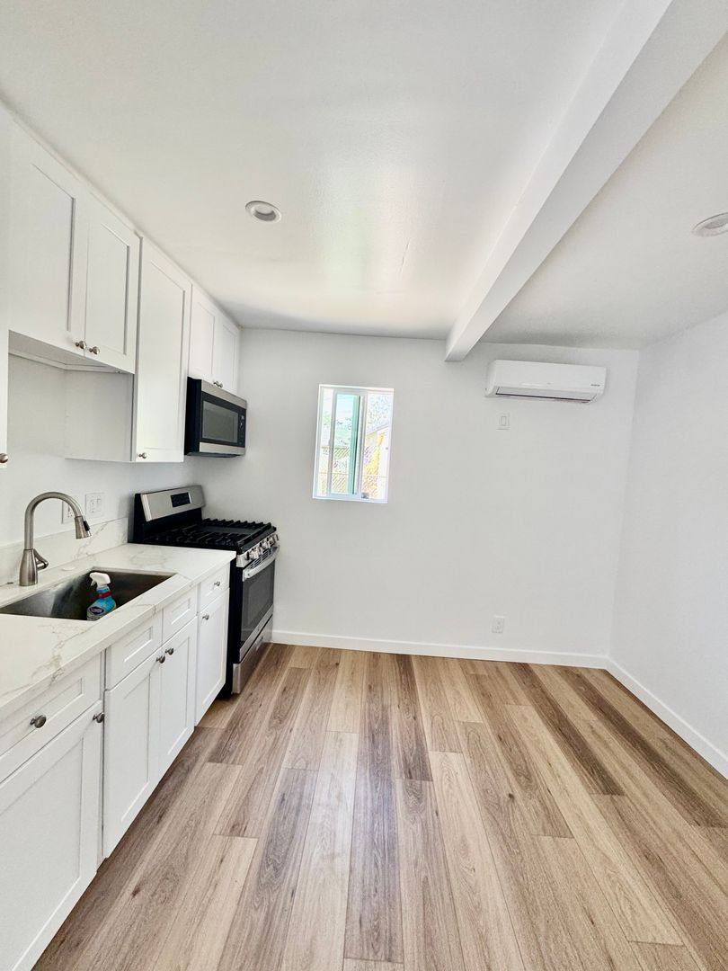 Townhouse for rent at 151 W 52nd St, Los Angeles, CA 90037