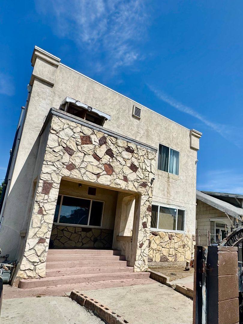Townhouse for rent at 151 W 52nd St, Los Angeles, CA 90037
