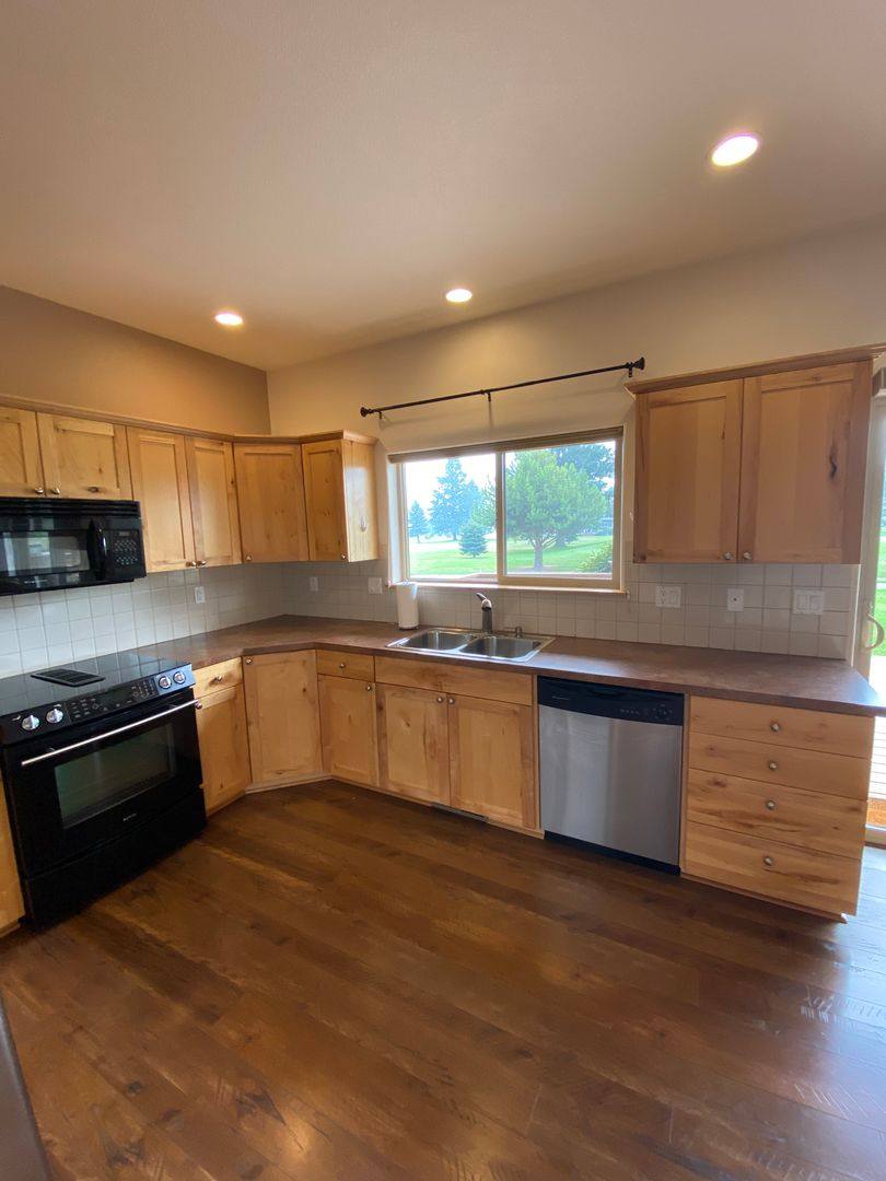Townhouse for rent at 106 Ironwood Dr, Blanchard, ID 83804