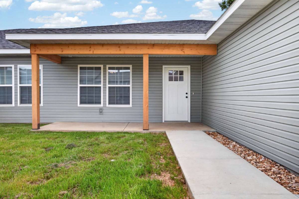 Townhouse for rent at 152 Ruby Lane, Hollister, MO 65672