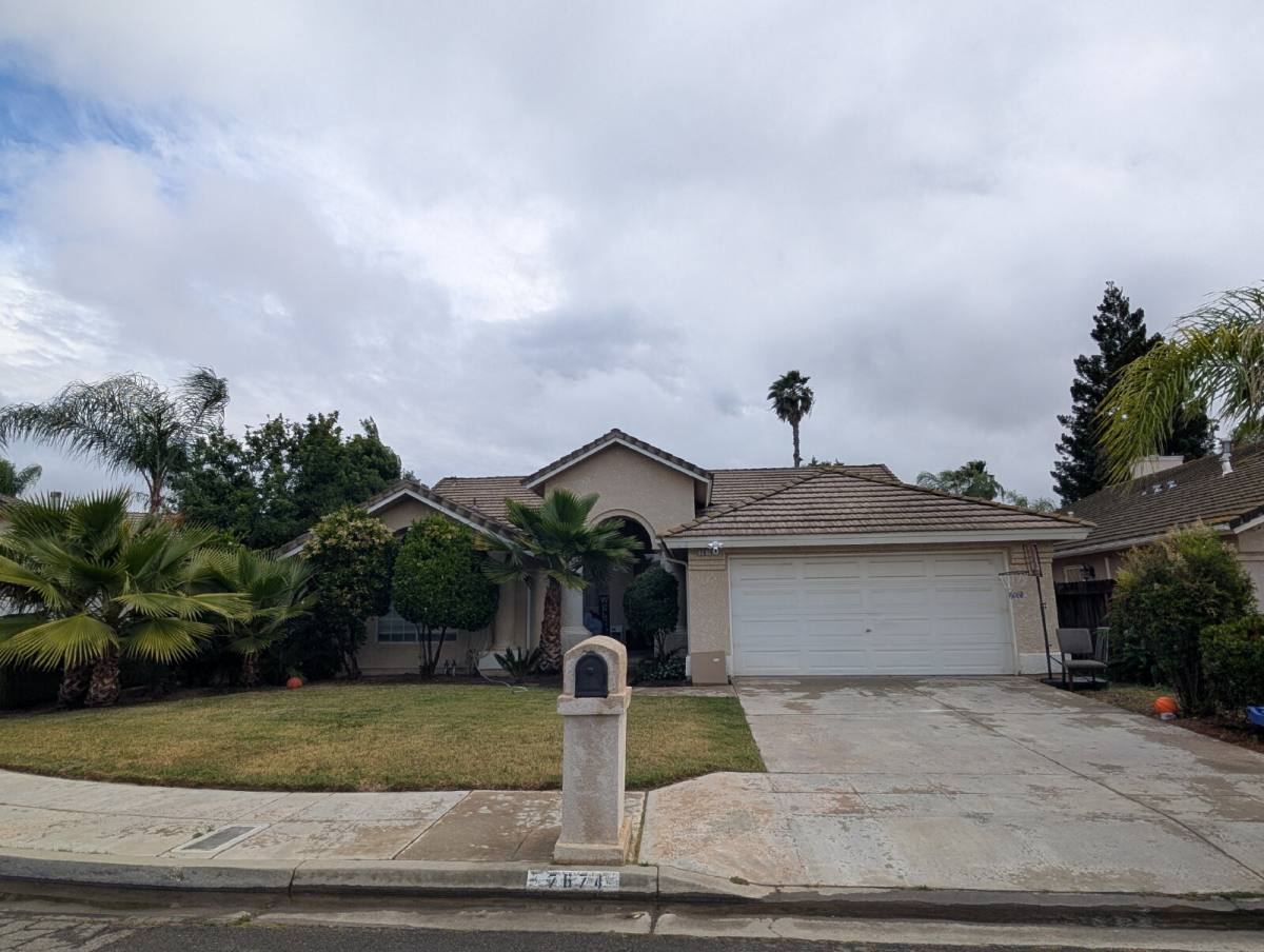 House for rent at 7674 N Barcus Ave, Fresno, CA 93722
