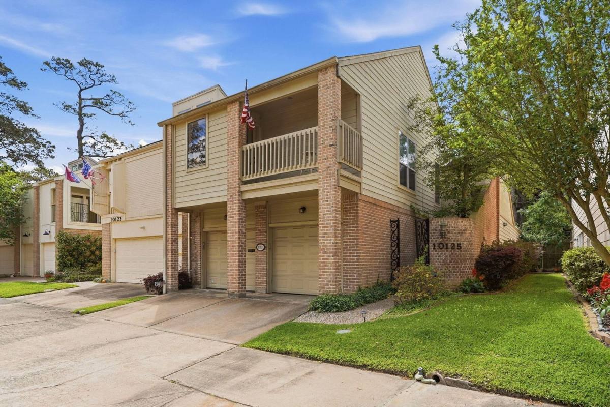 Apartment for rent at 10125 Valley Forge Dr, Houston, TX 77042