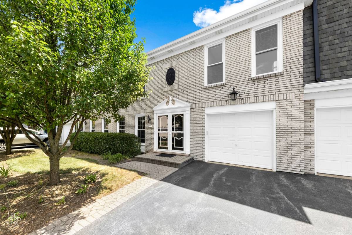 Townhouse for rent at 855 Garfield Ave, Libertyville, IL 60048