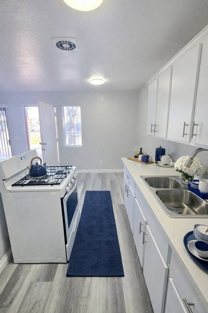 Apartment for rent at 1095 Orange Ave, Long Beach, CA 90813