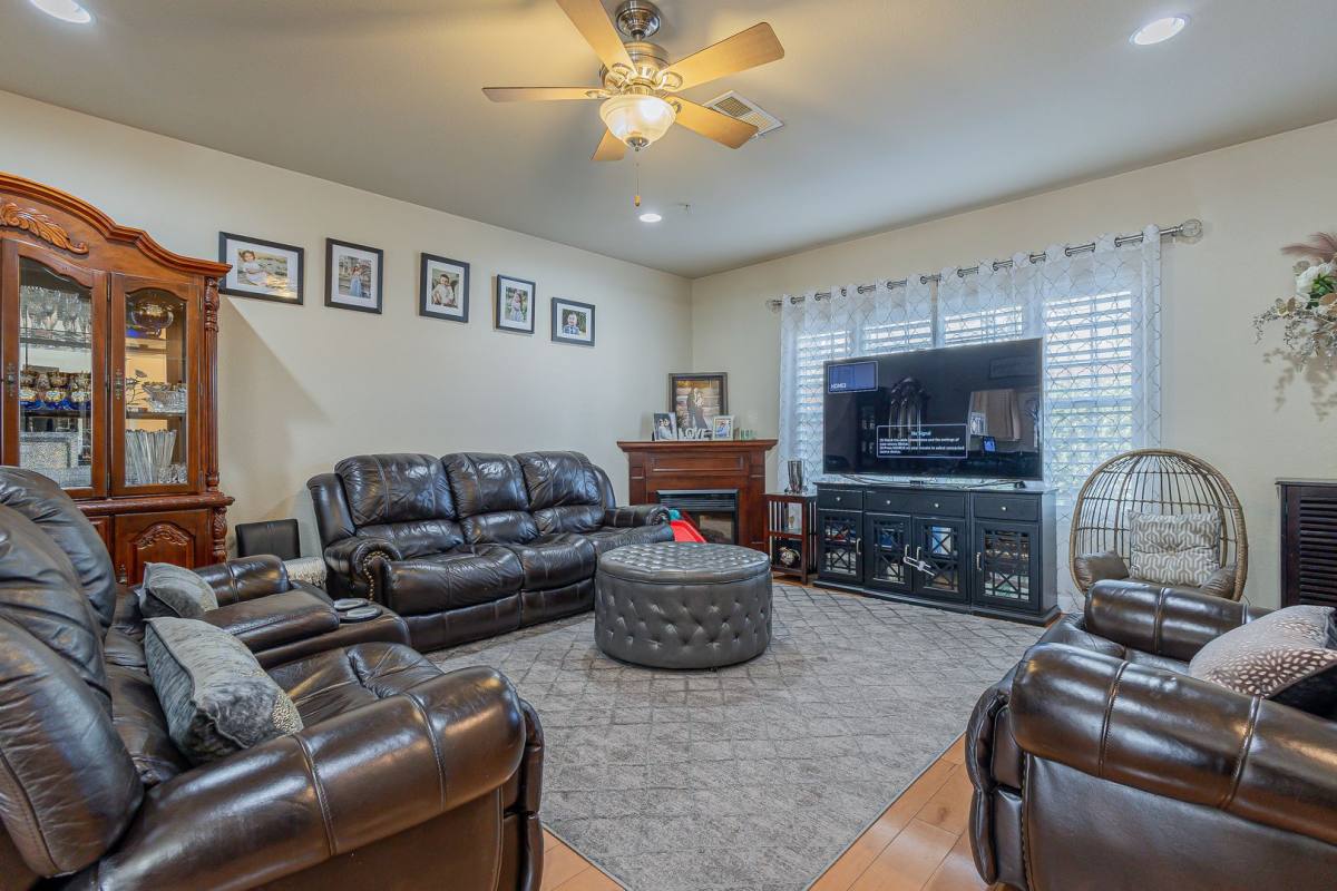 Townhouse for rent at 10136 Ellenwood Ave, Sacramento, CA 95827