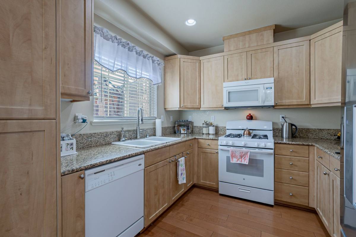 Townhouse for rent at 10136 Ellenwood Ave, Sacramento, CA 95827