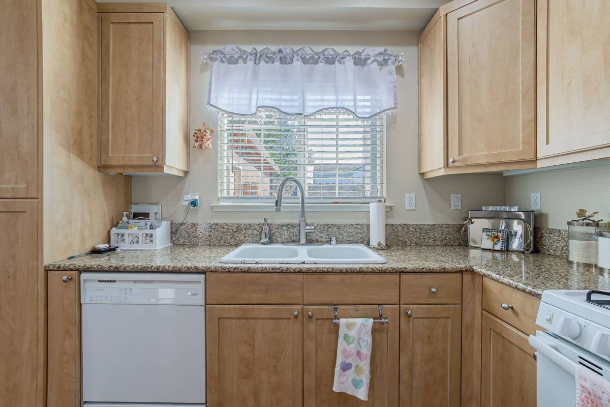 Townhouse for rent at 10136 Ellenwood Ave, Sacramento, CA 95827