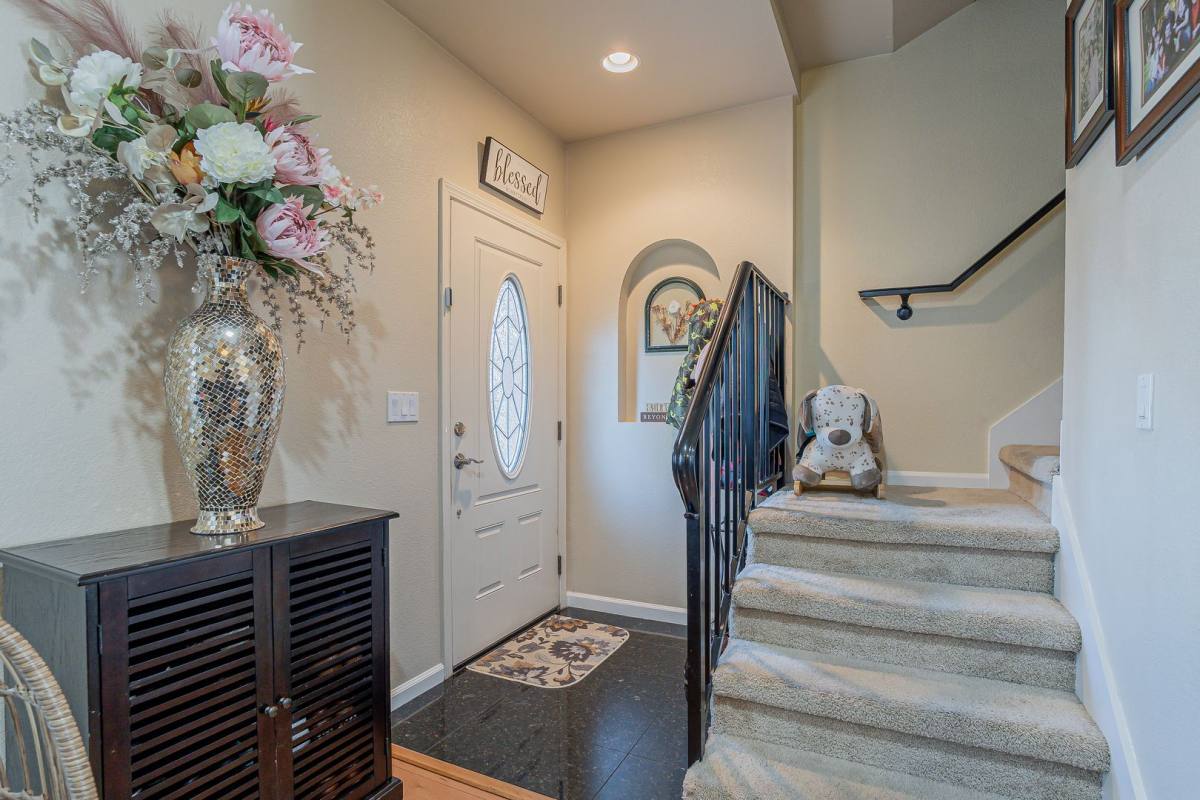 Townhouse for rent at 10136 Ellenwood Ave, Sacramento, CA 95827