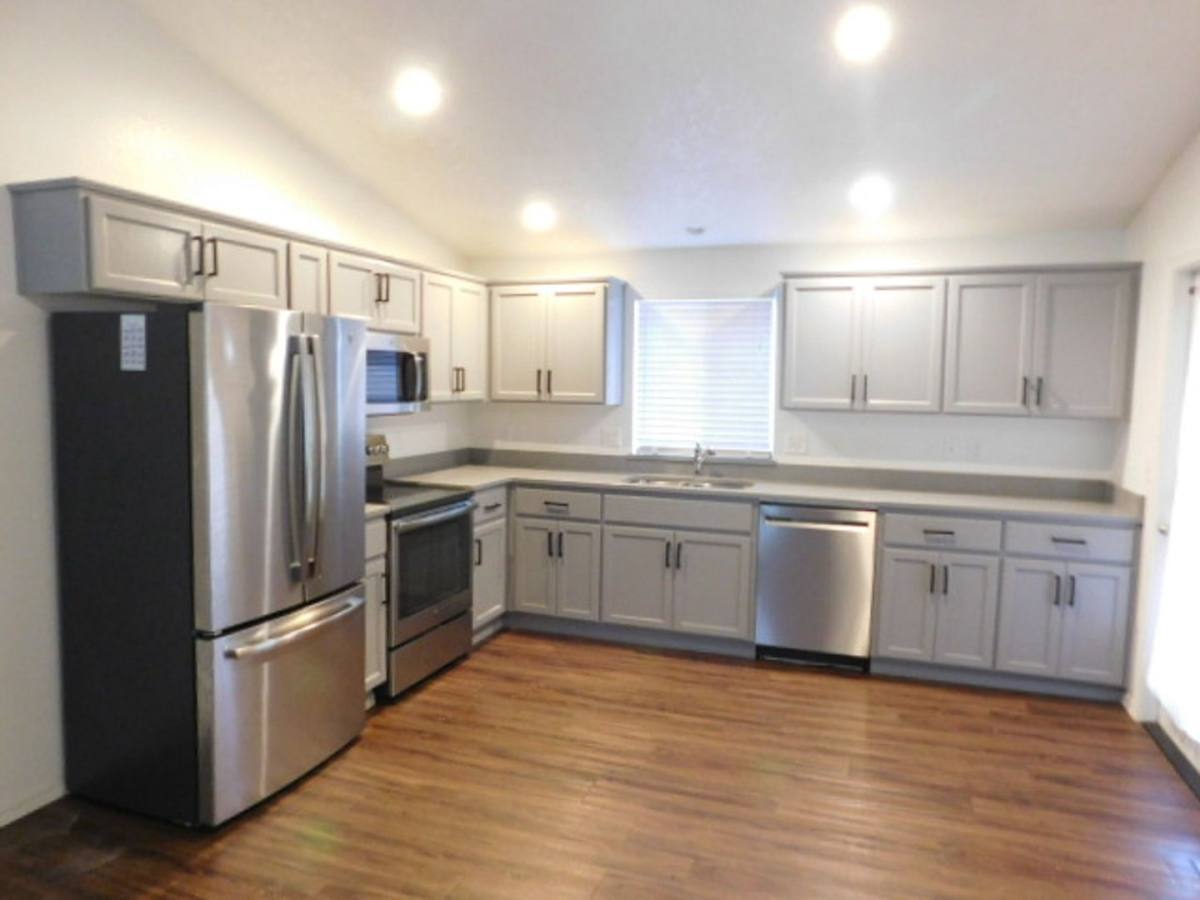 House for rent at 888 Creek Court NW, Salem, OR 97304