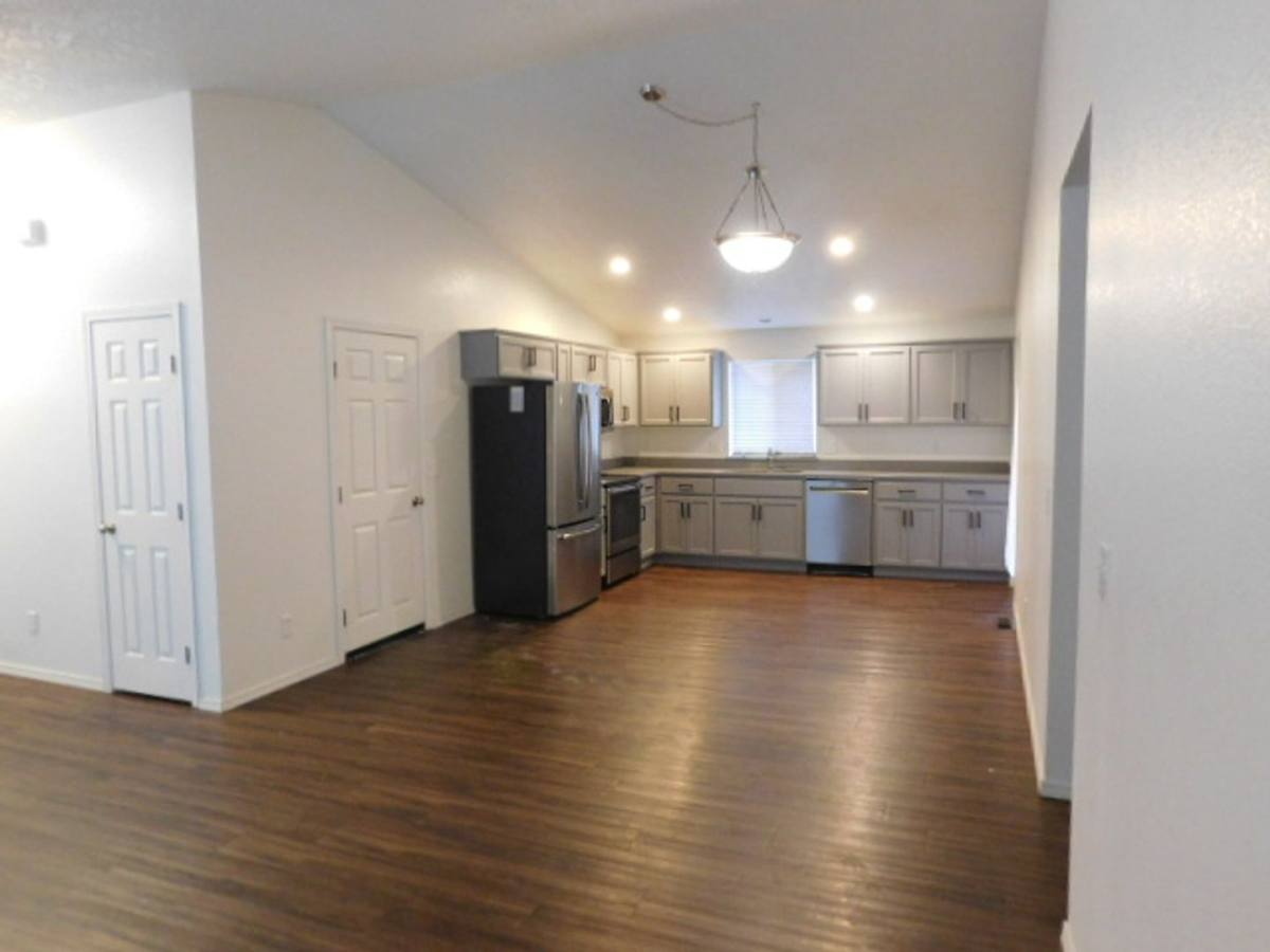 House for rent at 888 Creek Court NW, Salem, OR 97304