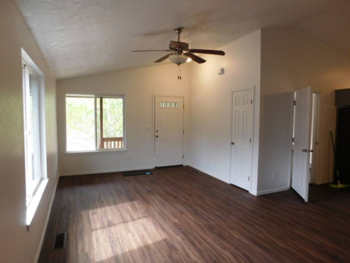 House for rent at 888 Creek Court NW, Salem, OR 97304